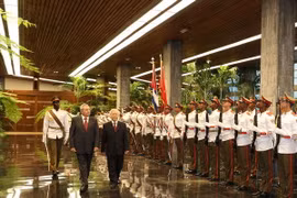 Tổng Bí thư Nguyễn Phú Trọng và Bí thư Thứ nhất Ban chấp hành Trung ương Đảng Cộng sản Cuba, Chủ tịch Hội đồng Nhà nước và Hội đồng Bộ trưởng Cộng hòa Cuba Raul Castro Ruz duyệt đội danh dự Quân đội Cuba. (Ảnh: Trí Dũng/TTXVN)