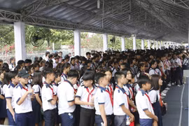 Học sinh huyện Củ Chi viếng nguyên Thủ tướng Phan Văn Khải. (Ảnh: Hoàng Hải/TTXVN)