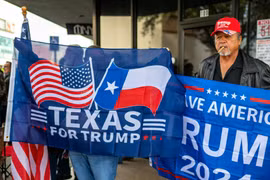 Những người ủng hộ cựu Tổng thống Mỹ Donald Trump chào đón ông tới thăm thành phố Eagle Pass, bang Texas ngày 29/2/2024. (Ảnh: AFP/TTXVN)