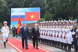 Chủ tịch nước Tô Lâm và Tổng thống Liên bang Nga Vladimir Putin duyệt Đội danh dự Quân đội Nhân dân Việt Nam. (Ảnh: Nhan Sáng/TTXVN)