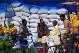 Một cửa hàng bán gạo tại Chennai (Ấn Độ). (Ảnh: AFP/TTXVN)