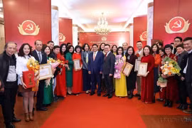 Thủ tướng Phạm Minh Chính với lãnh đạo, cán bộ, phóng viên, biên tập viên và các tác giả đạt Giải Búa liềm Vàng lần thứ 8 của Thông tấn xã Việt Nam. (Ảnh: Dương Giang/TTXVN)