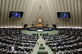 Toàn cảnh một phiên họp Quốc hội Iran ở Tehran. (Ảnh: AFP/TTXVN)