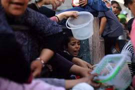 Người dân chen lấn tại một điểm phát thực phẩm cứu trợ ở thành phố Rafah, Dải Gaza, ngày 14/3/2024. (Ảnh: THX/TTXVN)