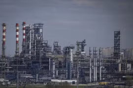 Quang cảnh nhà máy lọc dầu của Tập đoàn Gazprom ở ngoại ô Moskva (Nga). (Ảnh: AFP/TTXVN)