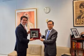 Đại sứ Phạm Hùng Tâm gặp Đồng Bộ trưởng Ngoại giao và Thương mại Australia Tim Watts. (Ảnh: TTXVN phát)