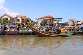 Tàu, thuyền của ngư dân Diễn Ngọc (huyện Diễn Châu, tỉnh Nghệ An) vừa cập bến. (Ảnh minh họa: Xuân Tiến/TTXVN)