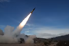 Tên lửa được phóng từ Iran về phía Israel tối 13/4/2024. (Ảnh: IRNA/TTXVN)
