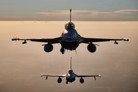 Máy bay chiến đấu F-16 tham gia một cuộc tập trận phòng thủ trên không của NATO. (Ảnh: AFP/TTTXVN)