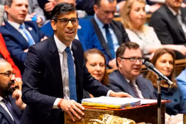 Thủ tướng Anh Rishi Sunak phát biểu tại một phiên họp Hạ viện ở Thủ đô London. (Ảnh: AFP/TTXVN)