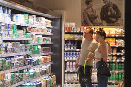 Người tiêu dùng mua sắm tại siêu thị ở Frankfurt (Đức). (Ảnh: THX/TTXVN)
