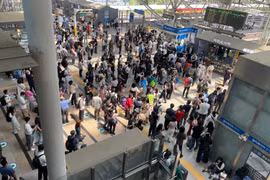 Hành khách tại nhà ga ở Seoul (Hàn Quốc). (Ảnh: Yonhap/TTXVN)