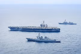Tàu khu trục Seoae Ryu Seong-ryong của Hàn Quốc, tàu sân bay chạy bằng năng lượng hạt nhân USS Theodore Roosevelt của Mỹ và tàu khu trục Ariake của Nhật Bản tham gia cuộc tập trận chung ngoài khơi đảo Jeju (Hàn Quốc), ngày 11/4/2024. (Ảnh: Yonhap/TTXVN)