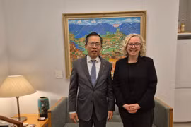 Đại sứ Phạm Hùng Tâm và Phó Chủ tịch Hạ viện Australia Sharon Claydon. (Ảnh: TTXVN phát)