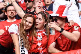 Cổ động viên Áo trên khán đài sân Duesseldorf Arena. (Ảnh: THX/TTXVN)