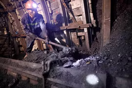 Công nhân Công ty than khai thác than ở độ sâu hơn 100m. (Ảnh: Trần Việt/TTXVN)