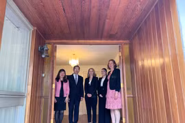 Đại sứ Việt Nam tại Australia Phạm Hùng Tâm tiếp bà Karen Sandercock, Cục trưởng Cục Hợp tác Quốc tế-Bộ Giáo dục Australia. (Ảnh: TTXVN phát)