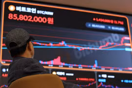 Nhà đầu tư theo dõi biểu đồ giá bitcoin tại Seoul (Hàn Quốc), ngày 29/2/2024. (Ảnh: Yonhap/TTXVN)