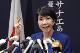 Bà Sanae Takaichi phát biểu tại cuộc họp báo ở Tokyo. (Nguồn: Bloomberg/The Japan Times)