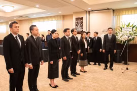 Đại diện sứ quán Lào viếng Tổng Bí thư Nguyễn Phú Trọng tại Đại sứ quán Việt Nam ở Nhật Bản. (Ảnh: TTXVN)