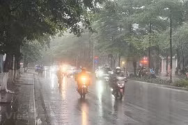 Hà Nội và nhiều khu vực ở Bắc Bộ ngày và đêm 15/9 có mưa to đến rất to, kèm dông. (Ảnh: Huy Khánh/TTXVN)