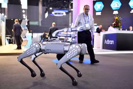Robot được trưng bày tại Triển lãm Di động Thế giới 2023 ở Barcelona (Tây Ban Nha). (Ảnh: AFP/TTXVN)