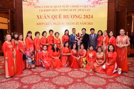 Tổng Lãnh sự Việt Nam tại Khon Kaen Chu Đức Dũng và phu nhân với bà con Kiều bào. (Ảnh: TTXVN phát)