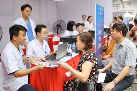 Các bác sỹ Hội Thầy thuốc Trẻ Việt Nam khám chữa bệnh miễn phí cho người dân. (Ảnh: Minh Đức/TTXVN)