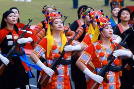 Khối Nữ Dân quân các dân tộc Tây Bắc diễu hành trên đường phố Điện Biên, tại Lễ Kỷ niệm 70 năm Chiến thắng Điện Biên Phủ, ngày 7/5 vừa qua. (Ảnh: Xuân Tư/TTXVN)