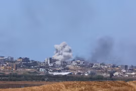 Khói bốc lên sau cuộc không kích trong xung đột Hamas-Israel tại Dải Gaza ngày 16/5/2024. (Ảnh: THX/TTXVN)