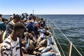 Người di cư được giải cứu trên vùng biển giữa Tunisia và Italy, ngày 10/8/2023. (Ảnh: AFP/TTXVN)
