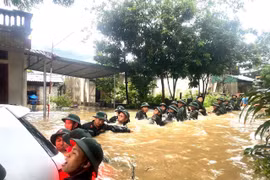 Cán bộ, chiến sỹ Bộ Chỉ huy Quân sự tỉnh Hà Giang giúp nhân dân di chuyển tài sản bị ngập sâu trong nước đến nơi an toàn. (Ảnh: Quốc Hoàn/TTXVN phát)