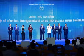 Thủ tướng Phạm Minh Chính và các đại biểu thực hiện nghi thức vận hành các nền tảng, ứng dụng của Đề án 06. (Ảnh: Dương Giang/TTXVN)