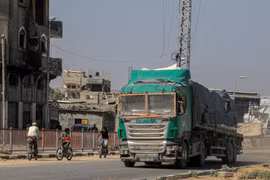 Xe tải chở hàng viện trợ nhân đạo tại Dải Gaza ngày 21/5/2024. (Ảnh: THX/TTXVN)