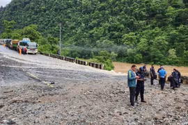 Các phương tiện mắc kẹt trên đường cao tốc sau trận lở đất tại huyện Chitwan (Nepal), ngày 12/7/2024. (Ảnh: THX/TTXVN)