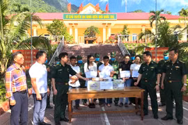 Lực lượng chức năng Quảng Trị phát hiện, bắt giữ vụ vận chuyển trái phép 100 bánh heroin từ Lào vào Việt Nam. (Ảnh: TTXVN phát)
