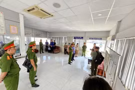 Cơ quan chức năng công bố quyết định khởi tố bị can, thi hành lệnh bắt tạm giam đối với hai Phó Giám đốc Trung tâm Đăng kiểm Xe Cơ giới 86-02D-Bình Thuận. (Ảnh: Nguyễn Thanh/TTXVN)