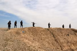 Các lực lượng Iraq tham gia chiến dịch truy quét IS tại al-Miqdadiyah, tỉnh Diyala (Iraq), ngày 10/3/2024. (Ảnh: AFP/TTXVN)