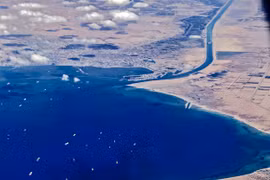 Tàu thuyền chờ qua Kênh đào Suez. (Ảnh: AFP/TTXVN)