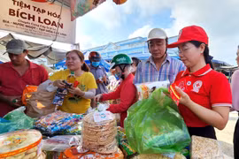 Phiên chợ "Tết Nhân ái" mang những món quà ý nghĩa đến với người nghèo Vĩnh Long, ngày 4/2/2024. (Ảnh: Lê Thúy Hằng/TTXVN)