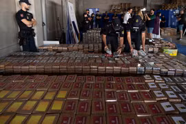 Lượng cocaine bị cảnh sát và hải quan Tây Ban Nha thu giữ được công bố trong cuộc họp báo tại cảng Algeciras, hồi tháng Tám năm ngoái. (Ảnh: AFP/TTXVN)