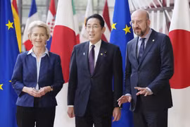 Chủ tịch EC Ursula von der Leyen (trái), Thủ tướng Nhật Bản Fumio Kishida (giữa) và Chủ tịch Hội đồng châu Âu Charles Michel tại Hội nghị Thượng đỉnh EU-Nhật Bản ở Brussels ngày 13/7/2023. (Ảnh: Kyodo/TTXVN)