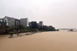 Một khu vực dân cư của xã Liên Hồng (huyện Đan Phượng) mênh mông trong biển nước. (Ảnh: Huy Hùng/TTXVN)