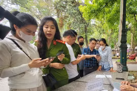Cán bộ công an hướng dẫn người dân thực hiện cấp Phiếu Lý lịch tư pháp trên VNeID. (Ảnh: Kim Anh/TTXVN)
