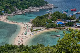 Du khách trên đảo Koh Nang Yuan (Thái Lan). (Nguồn: Thailand Magazine)
