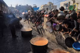 Người dân chờ nhận thực phẩm cứu trợ tại thành phố Rafah, phía Nam Dải Gaza ngày 31/12/2023. (Ảnh: THX/TTXVN)