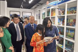 Thứ trưởng Ngoại giao Lê Thị Thu Hằng dự lễ khai trương Tủ sách Tiếng Việt tại Trung tâm Văn hóa Việt Nam tại Paris. (Ảnh: Ngọc Hiệp/TTXVN)