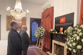 Đoàn Đại biểu Đảng Cộng sản Argentina do Tổng Bí thư Jorge Kreyness dẫn đầu đến viếng Tổng Bí thư Nguyễn Phú Trọng. (Ảnh: Ngọc Tùng/TTXVN)