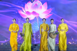 Màn trình diễn tại Lễ hội Áo dài Du lịch Hà Nội 2023, tháng 10 năm ngoái. (Ảnh: Tuấn Đức/TTXVN)