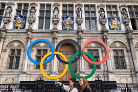 Biểu tượng Olympic tại Paris (Pháp). (Ảnh: AFP/TTXVN)